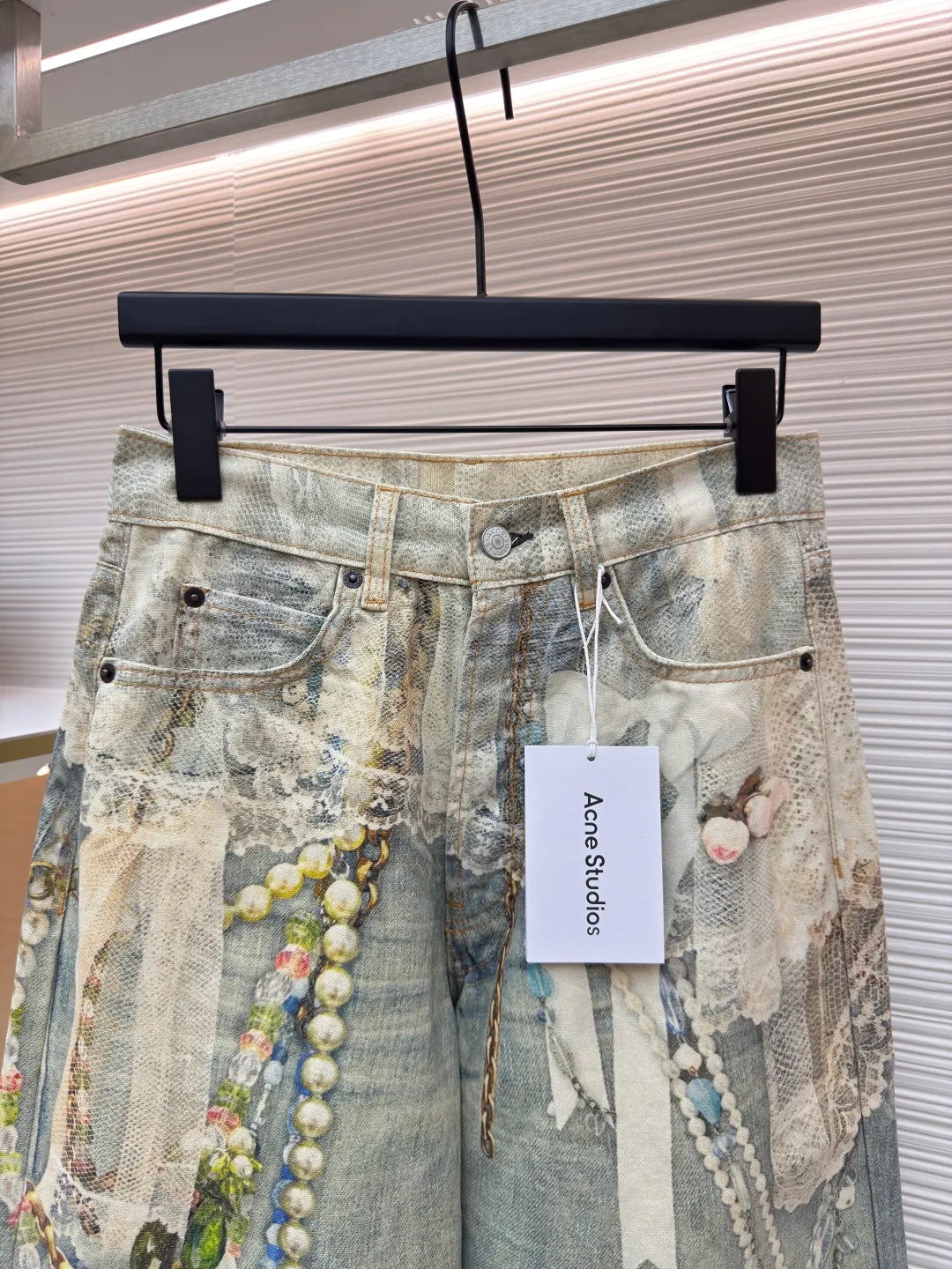 Acne Studios 25SS lace jeans ●Authentic product: purchased and developed for 7999 ●Item number: 1680160-A75 ●Fabric: lace ●Technology: washed production ●Version: loose fit ●Weight: about 575 grams ●Size: 42-44-46-48-50-52 ●Description: Customized high-weight organic cotton twill (14oz) is specially developed for ACNE. It is blended with long-staple cotton + 2% elastic fiber to ensure a crisp feel and moderate extensibility, suitable for loose tailoring. The fabric is first pre-shrunk to prevent deformation, and then washed with cellulase to soften the fibers to improve skin-friendliness while retaining the unique rough texture of twill.  Cellulase is used to bio-polish cotton fibers to break down surface hairiness, making the fabric feel super soft and waxy while retaining the natural breathability of cotton. Compared with traditional stone washing, this process is more environmentally friendly and reduces physical damage to fibers. The overall wiring is straight and delicate, the fabric is comfortable and soft, and the color is consistent without color difference. It can be matched with the same style to create a fashionable look and control various occasions. Customized accessories, complete with three standards, same style for men and women!